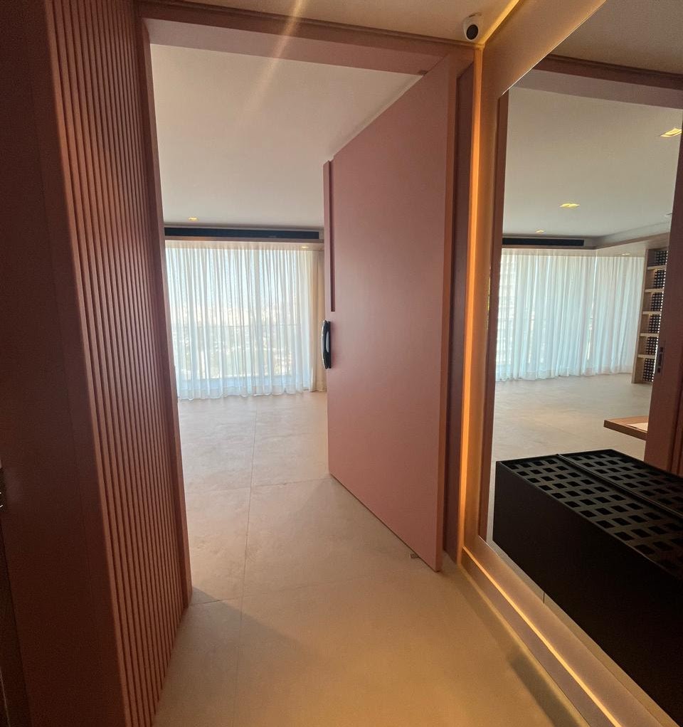 Sala de estar luxuosa com design contemporâneo em projeto de Isaura Cardoso